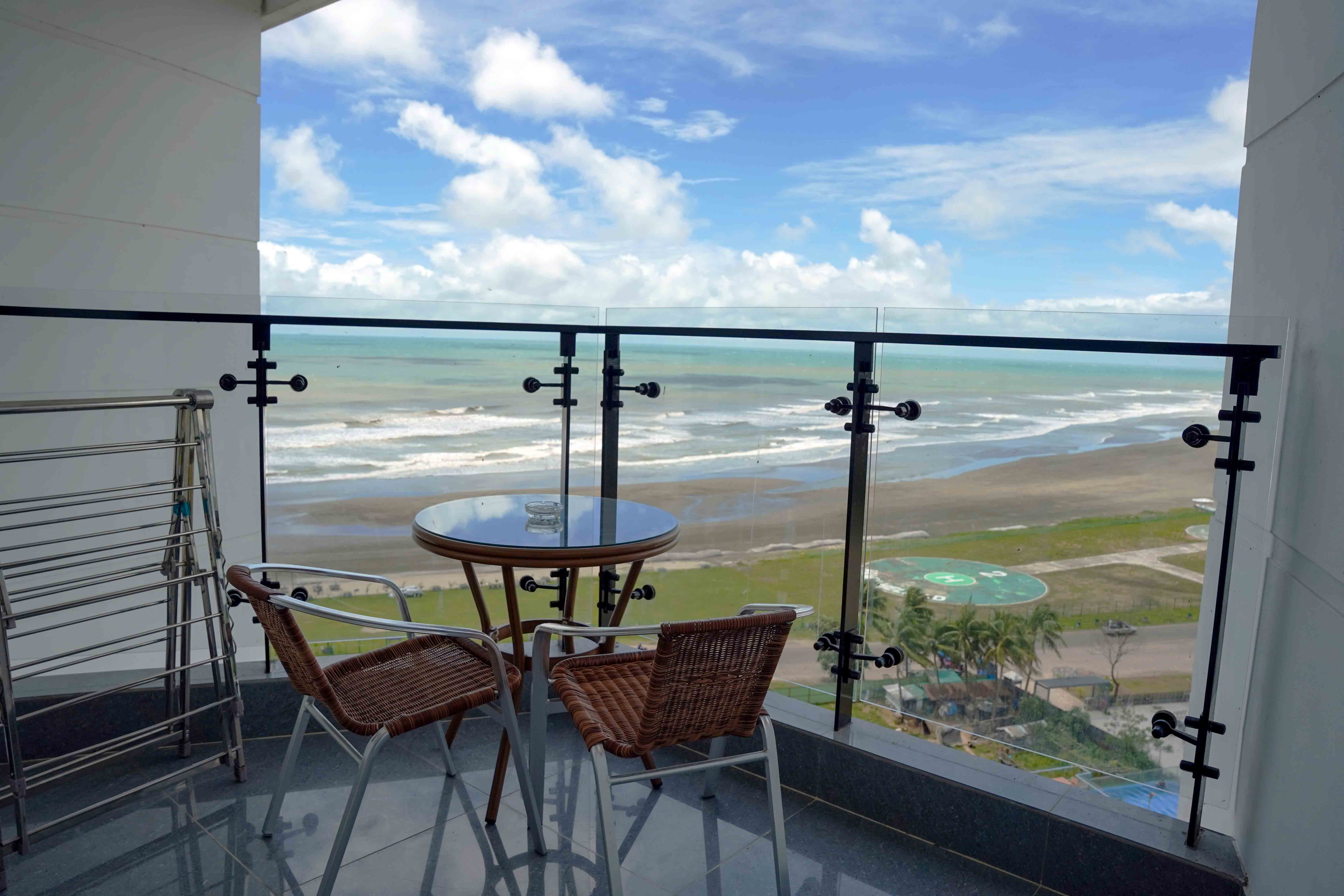 Family Connecting (Sea View)
